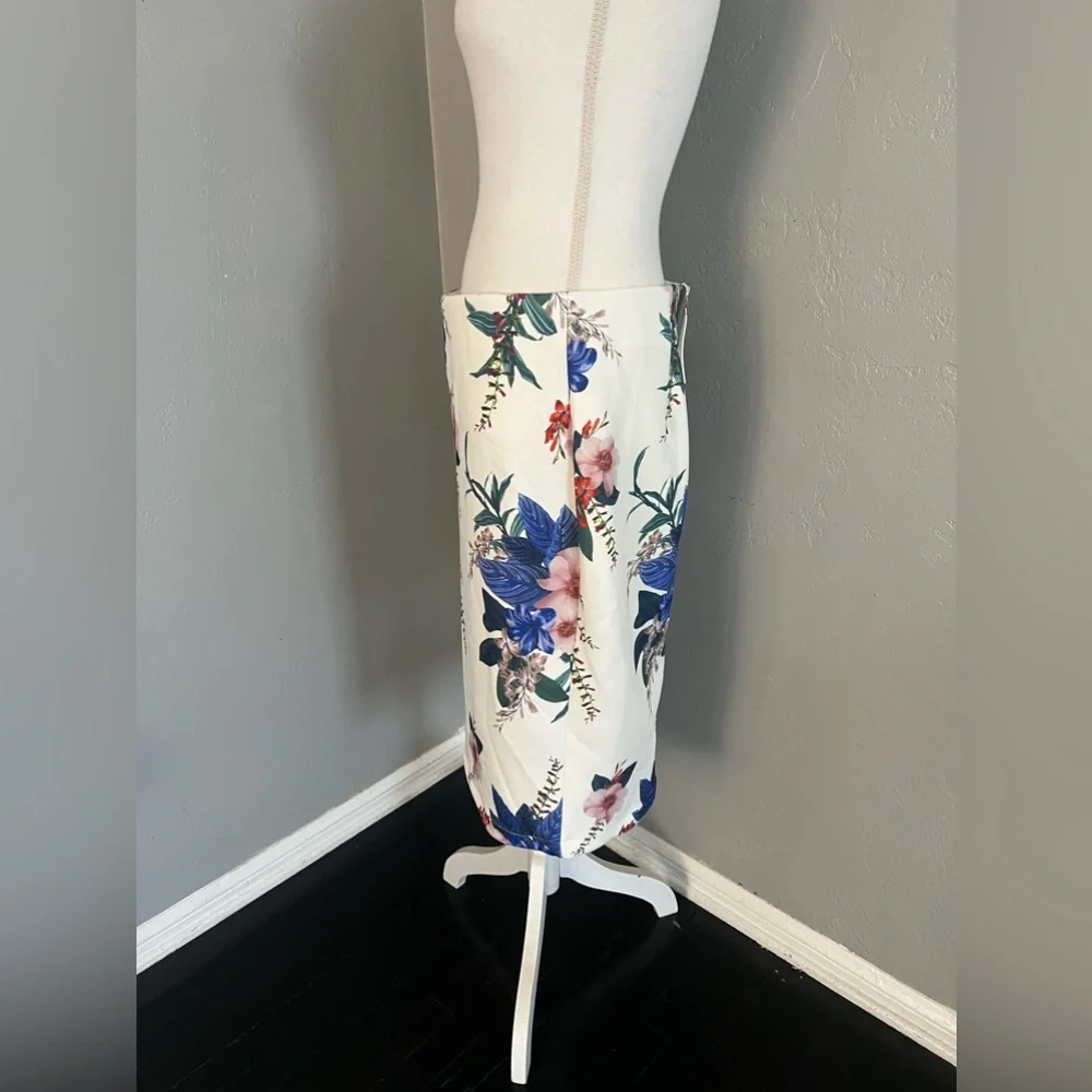 T Tahari Floral Print Slim Skirt In White Bouquet Print size L/G